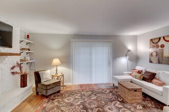 8016 Wallingwood Dr, Unit BEDROOM 2D in Indianapolis, IN - Building Photo - Building Photo