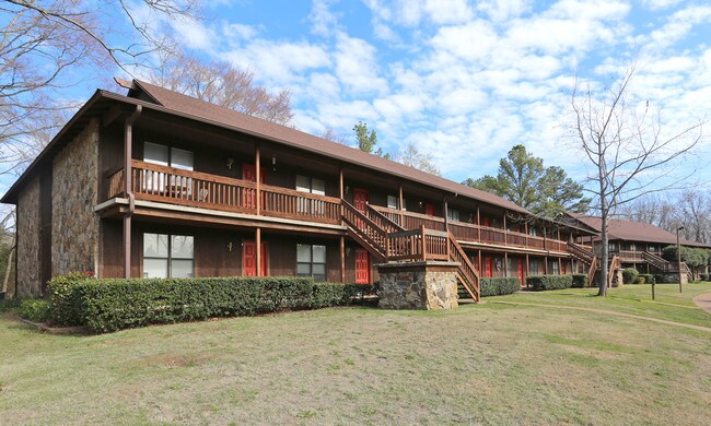 Polynessian Village in Florence, AL - Foto de edificio - Building Photo