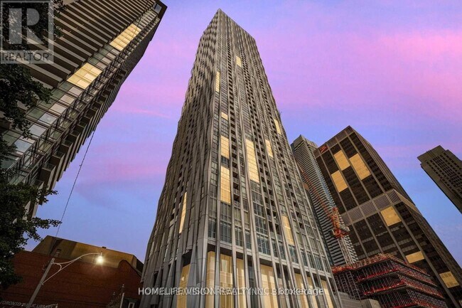 1 Yorkville Ave in Toronto, ON - Building Photo - Building Photo