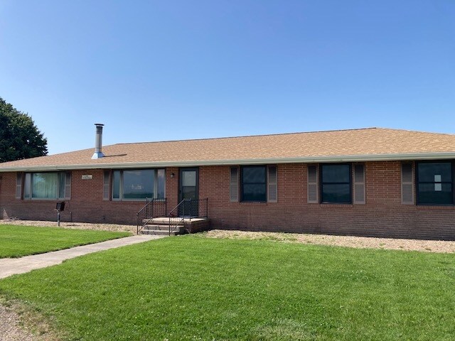 16600 W Burmood Rd in Wood River, NE - Building Photo