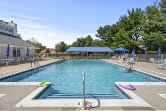 237 Wycoff Way W in East Brunswick, NJ - Building Photo - Building Photo