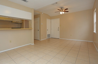 Ash Tree Apartments in Edinburg, TX - Building Photo - Interior Photo