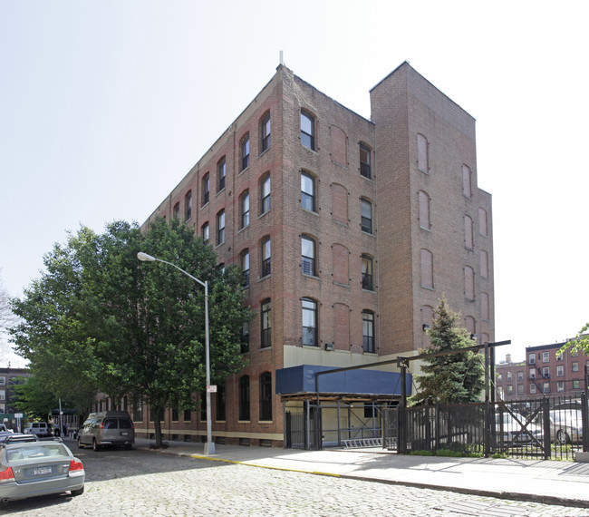 1 Tiffany Pl in Brooklyn, NY - Building Photo - Building Photo