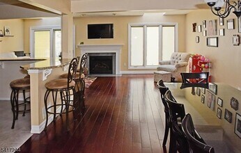 32 Averell Dr in Morris Plains, NJ - Foto de edificio - Building Photo