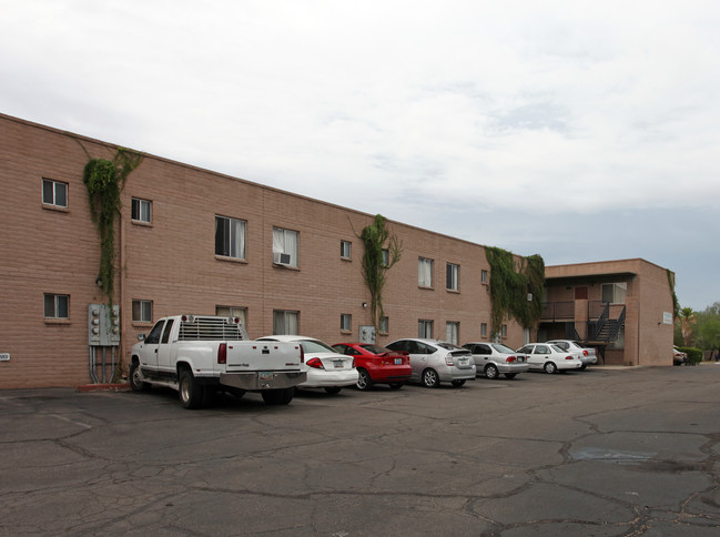 University Arms Apartments in Tucson, AZ - Building Photo - Building Photo