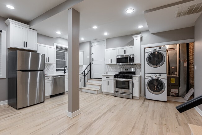 1430 N Maplewood Ave, Unit 102 in Chicago, IL - Building Photo - Building Photo