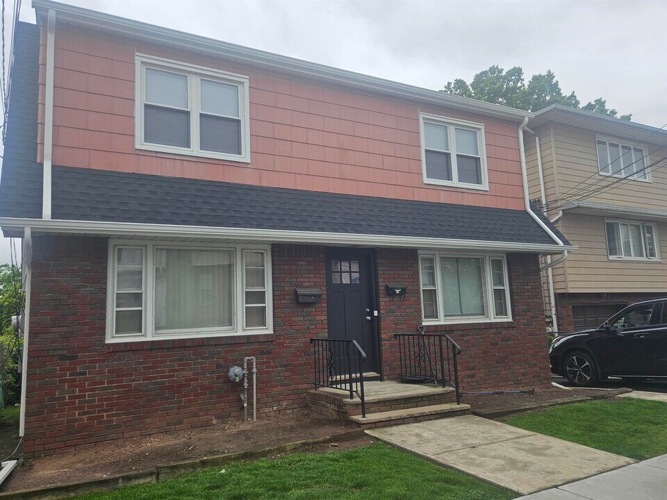 736 3rd St-Unit -2nd Floor in Secaucus, NJ - Building Photo