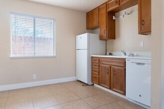 833 N Sanders St in Ridgecrest, CA - Building Photo - Building Photo