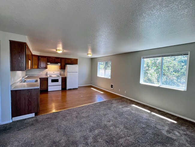 1041 8th Ave, Unit 201 in Longview, WA - Foto de edificio - Building Photo