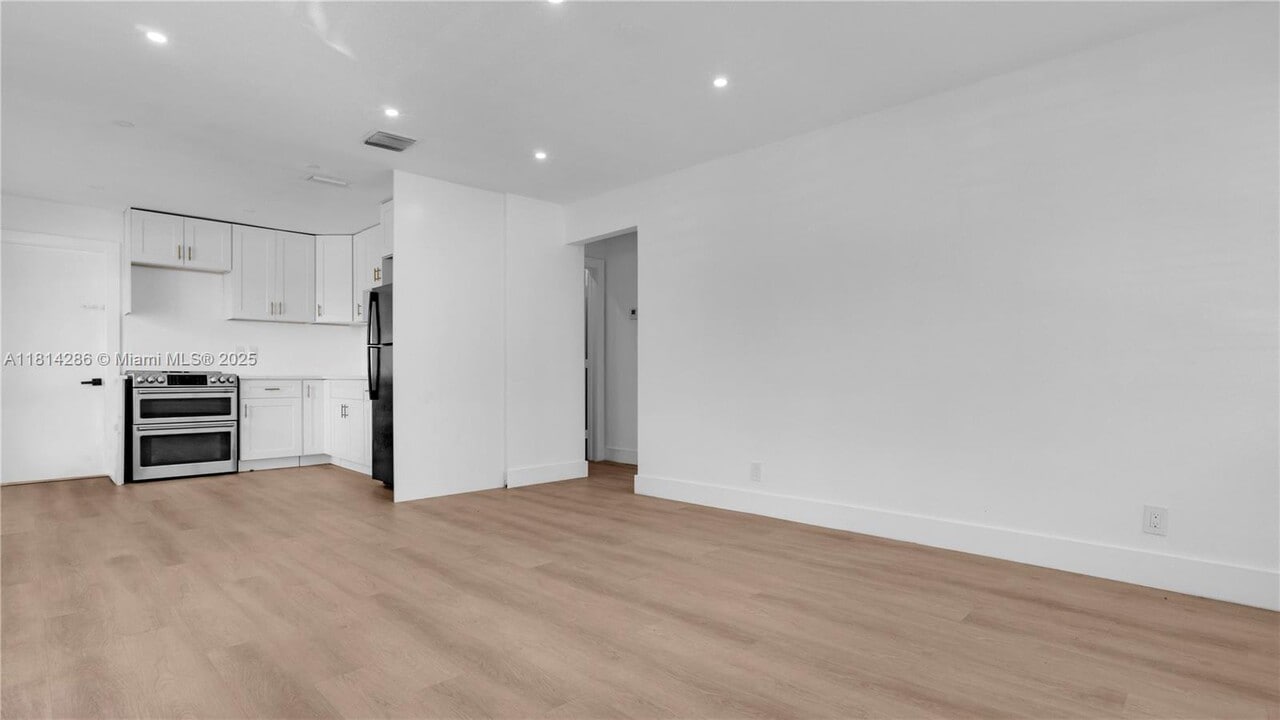 32 SW 9th St in Hallandale Beach, FL - Building Photo