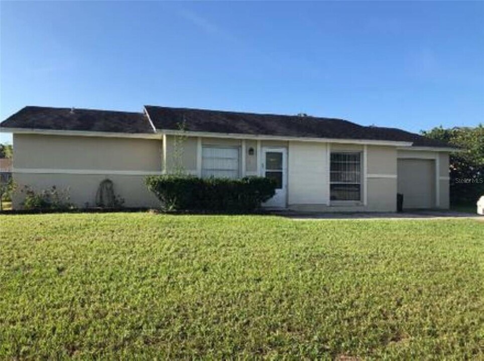802 Fruitwood Dr in Kissimmee, FL - Building Photo