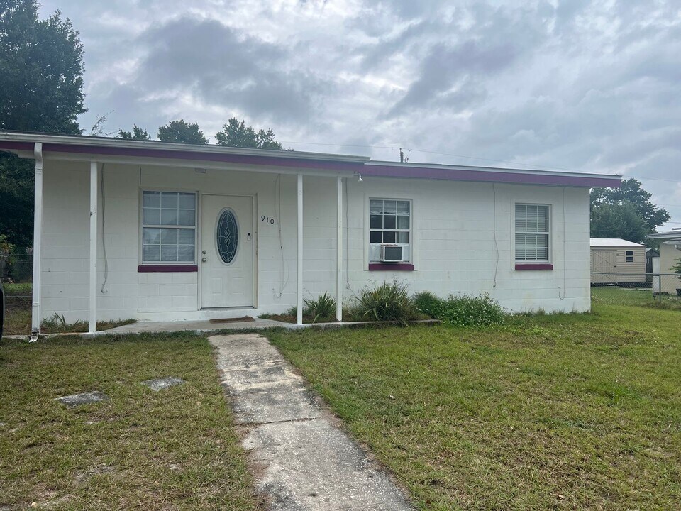 910 Crawford St in Deltona, FL - Building Photo
