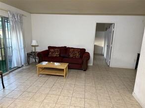 8100 Creekbend Dr in Houston, TX - Building Photo - Building Photo