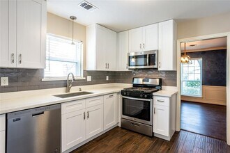 2114 Walnut Bend Ln in Houston, TX - Foto de edificio - Building Photo