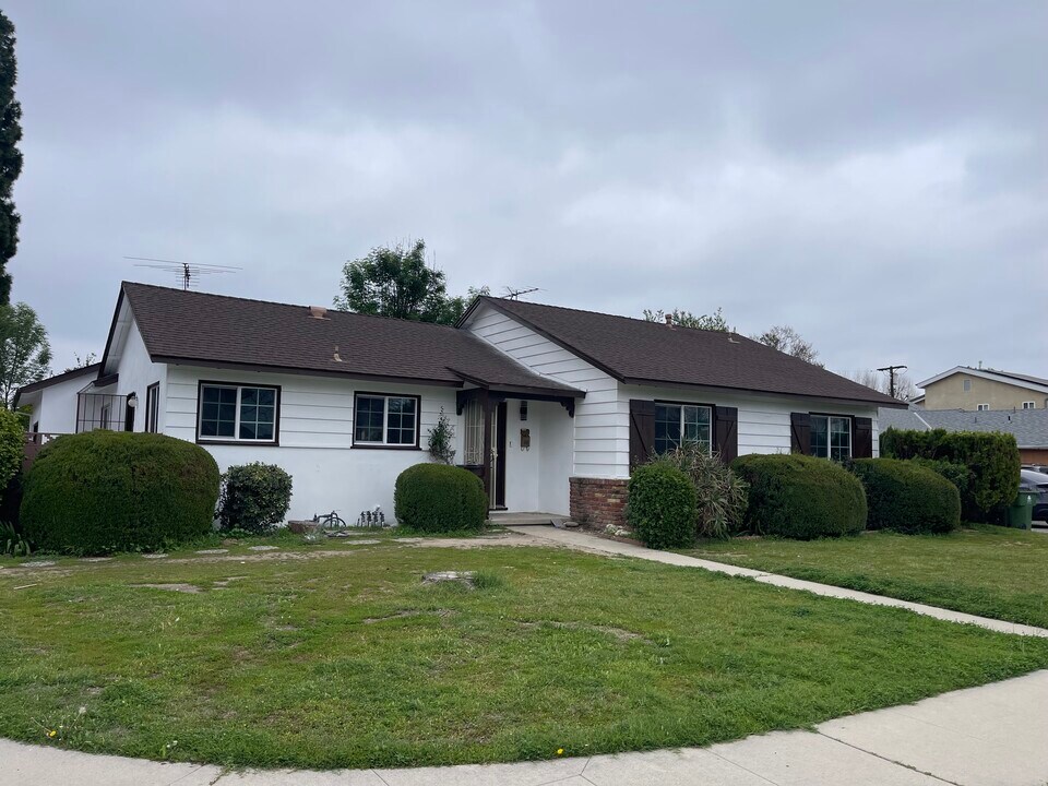 8146 Limerick Ave in Winnetka, CA - Building Photo