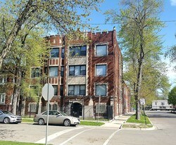 1456 E 71st Pl Apartamentos