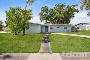 8104 Plunkett Ave in Orlando, FL - Building Photo