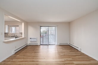 Brentwood Village Apartments in Liverpool, NY - Foto de edificio - Interior Photo