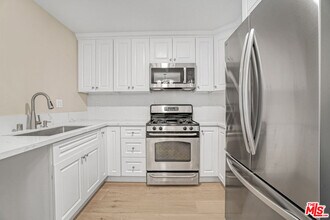 8300 Manitoba St in Los Angeles, CA - Foto de edificio - Building Photo