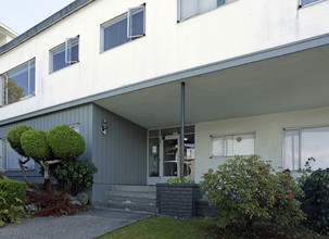 3872 Sunset St in Burnaby, BC - Building Photo - Building Photo