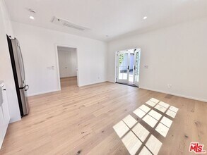 1979 N Kenmore Ave in Los Angeles, CA - Building Photo - Building Photo