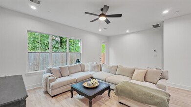 6423 Highland Pine Ln in Houston, TX - Building Photo - Building Photo