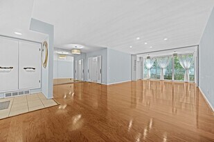 289 S Barrington Ave, Unit A107 in Los Angeles, CA - Building Photo