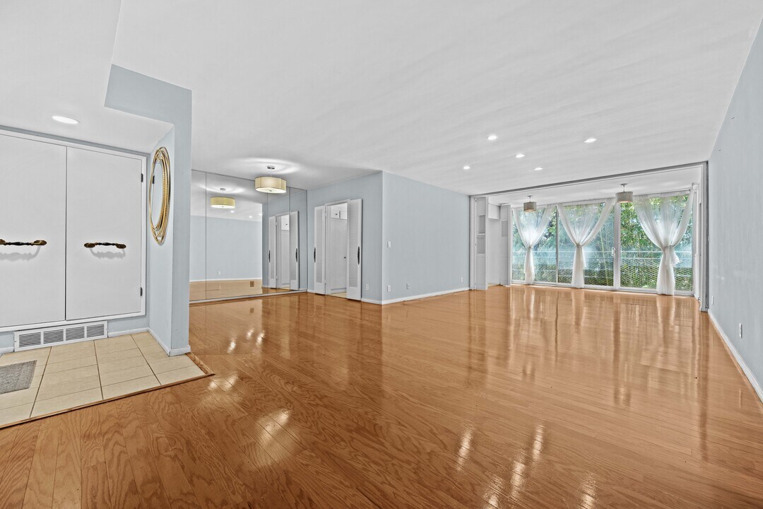 289 S Barrington Ave, Unit A107 in Los Angeles, CA - Building Photo