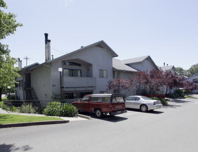 Hill Grove Creek Apartments in Carmichael, CA - Foto de edificio - Building Photo