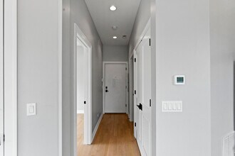 1050 W Cornelia Ave, Unit 2BED in Chicago, IL - Foto de edificio - Building Photo