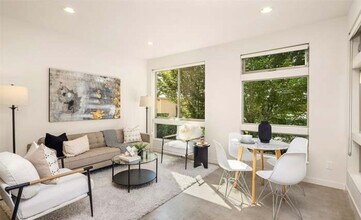 3246 14th Ave W in Seattle, WA - Building Photo - Building Photo