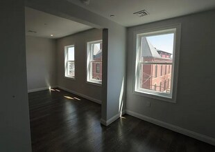 318 Princeton St, Unit #2 in Boston, MA - Foto de edificio - Building Photo