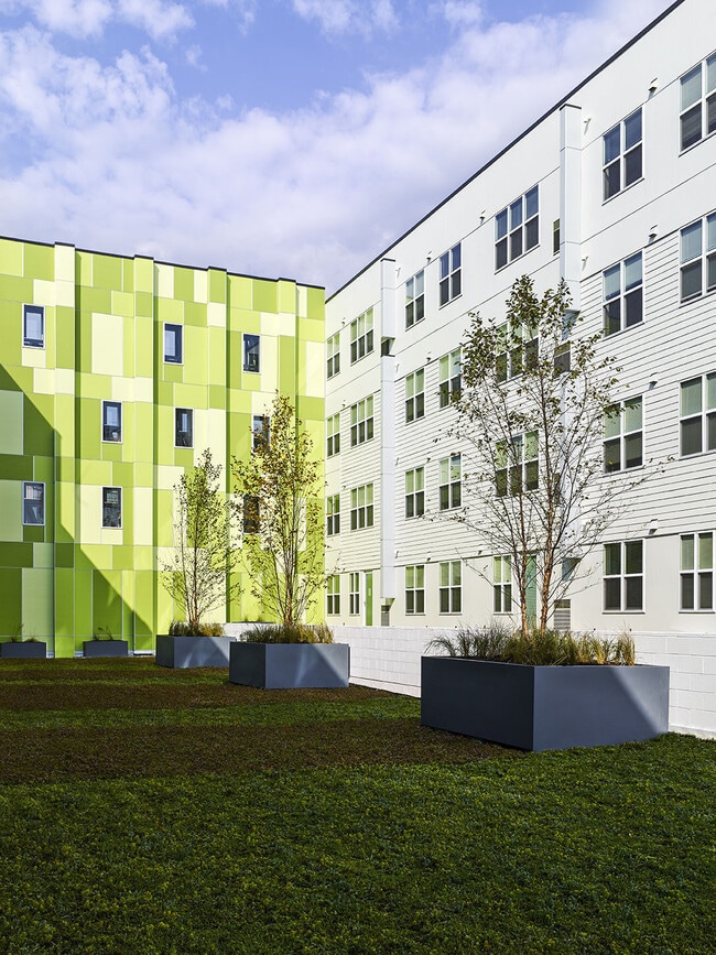 Paseo Verde South in Philadelphia, PA - Foto de edificio - Building Photo