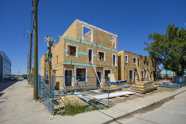1735 32 St SW