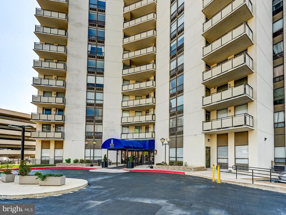 205 E Joppa Rd in Towson, MD - Building Photo
