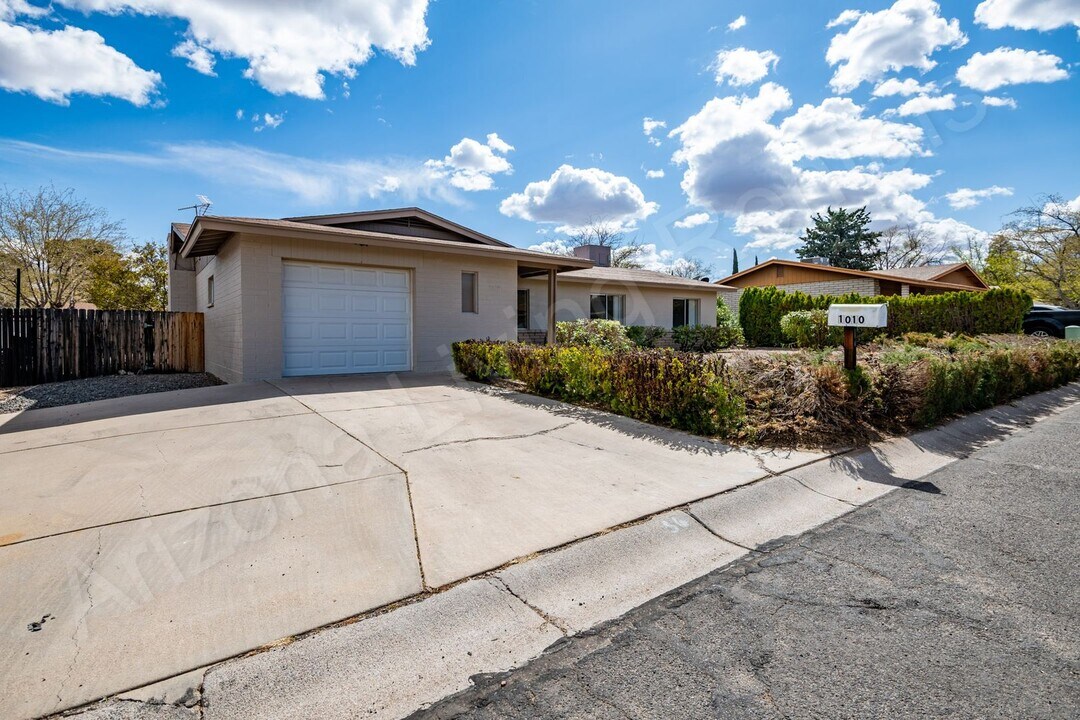 1010 Gardencrest Dr in Kingman, AZ - Building Photo