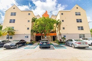 8235 Lake Dr in Doral, FL - Building Photo