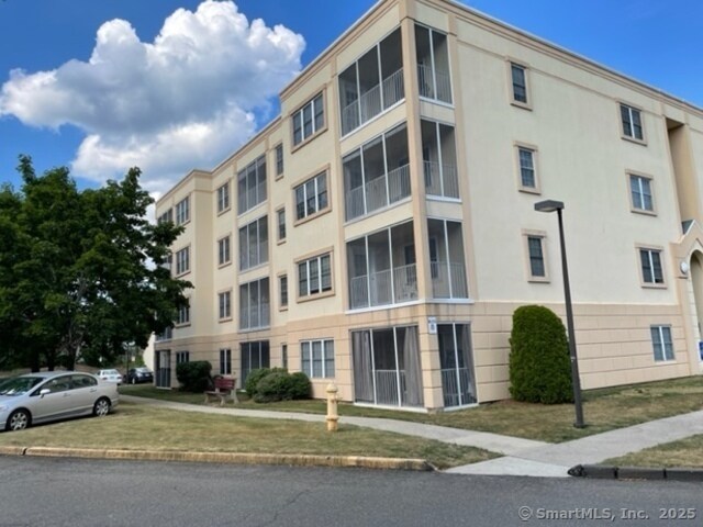 75 Washington Ave in Hamden, CT - Building Photo