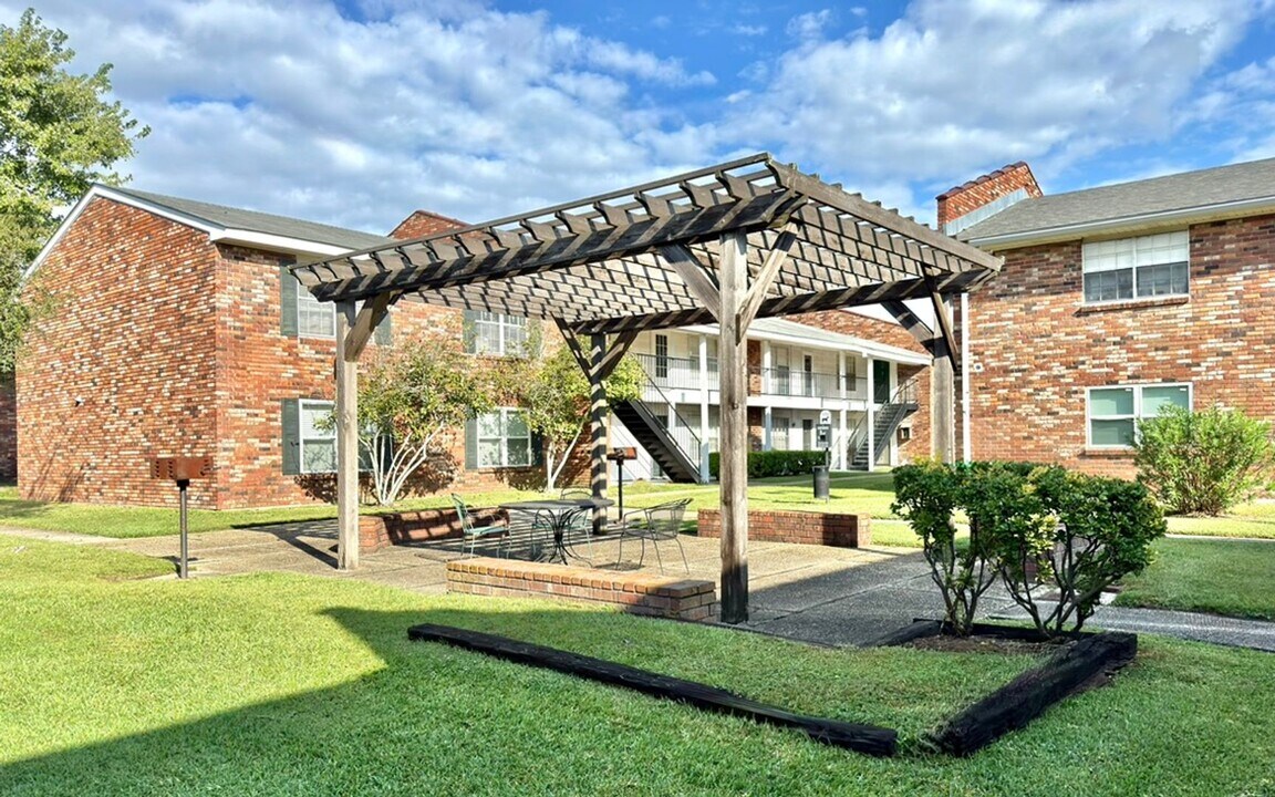 1701 Lobdell Ave in Baton Rouge, LA - Building Photo