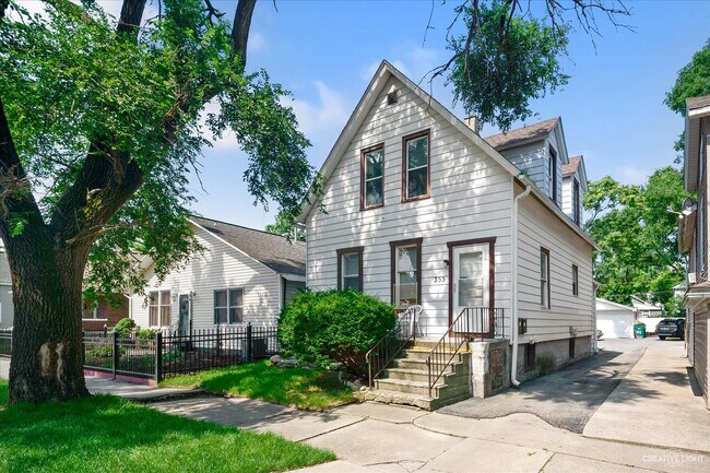 355 N Hickory St-Unit -1 in Joliet, IL - Building Photo - Building Photo