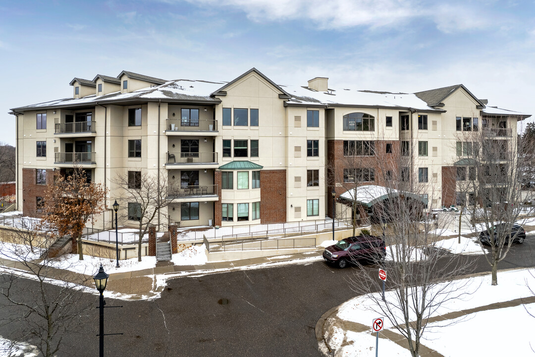 5225 Grandview Sq in Edina, MN - Foto de edificio