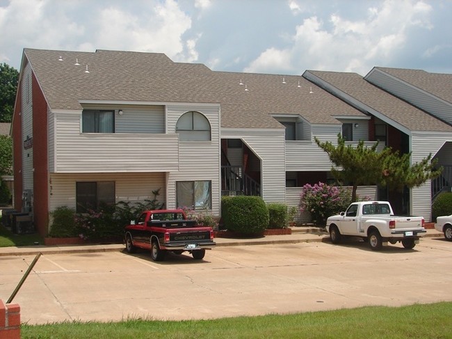 1932 E Lindsey St, Unit 213 in Norman, OK - Building Photo - Building Photo