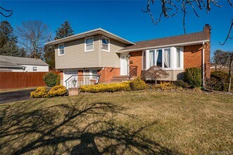 13 Evelyn Rd in Plainview, NY - Building Photo - Building Photo