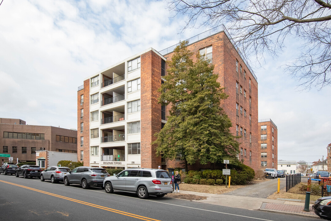 190 1st St in Mineola, NY - Building Photo