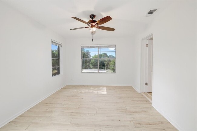 18502 E Lakeview Dr in Jonestown, TX - Building Photo - Building Photo