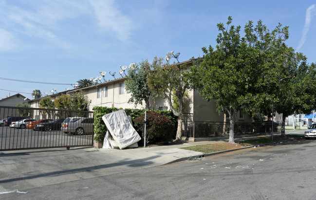 200 W 108th St in Los Angeles, CA - Foto de edificio - Building Photo