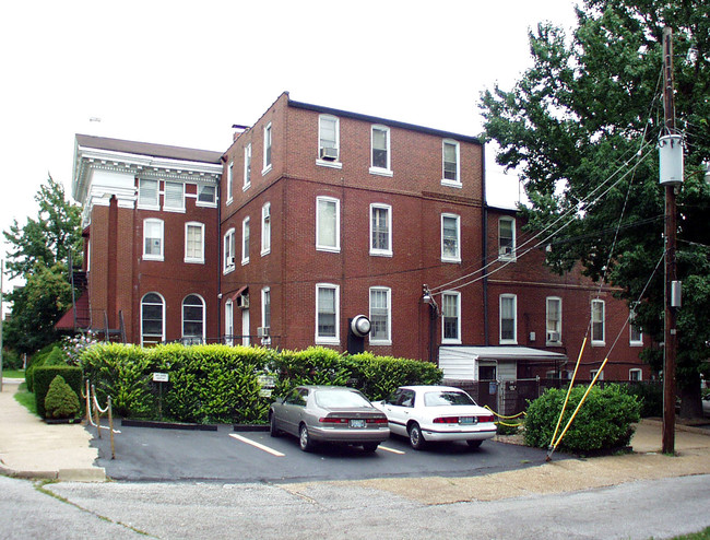 Cloisters Apartments in St. Louis, MO - Building Photo - Building Photo