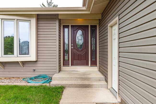 310 Huntington Dr in Streamwood, IL - Building Photo - Building Photo