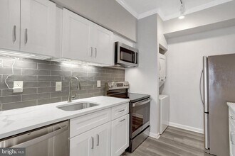 1211 S Eads St in Arlington, VA - Foto de edificio - Building Photo