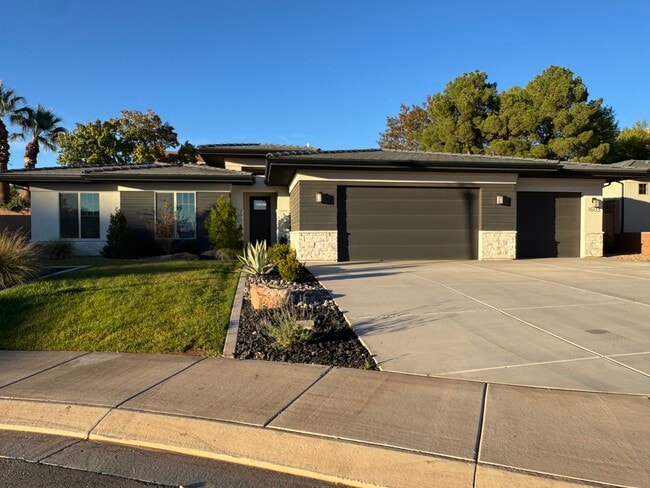 1603 E Dihedral Dr in Saint George, UT - Building Photo - Building Photo